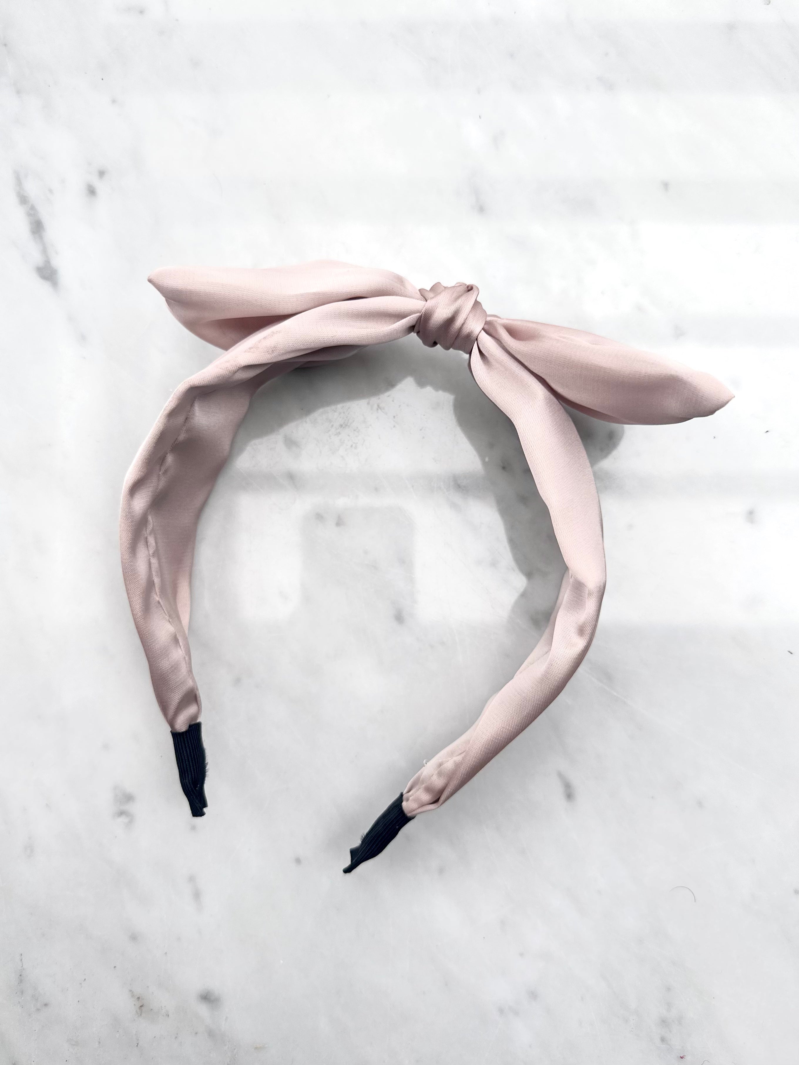 Bow - Hårbøjle i silkelook med sløjfe